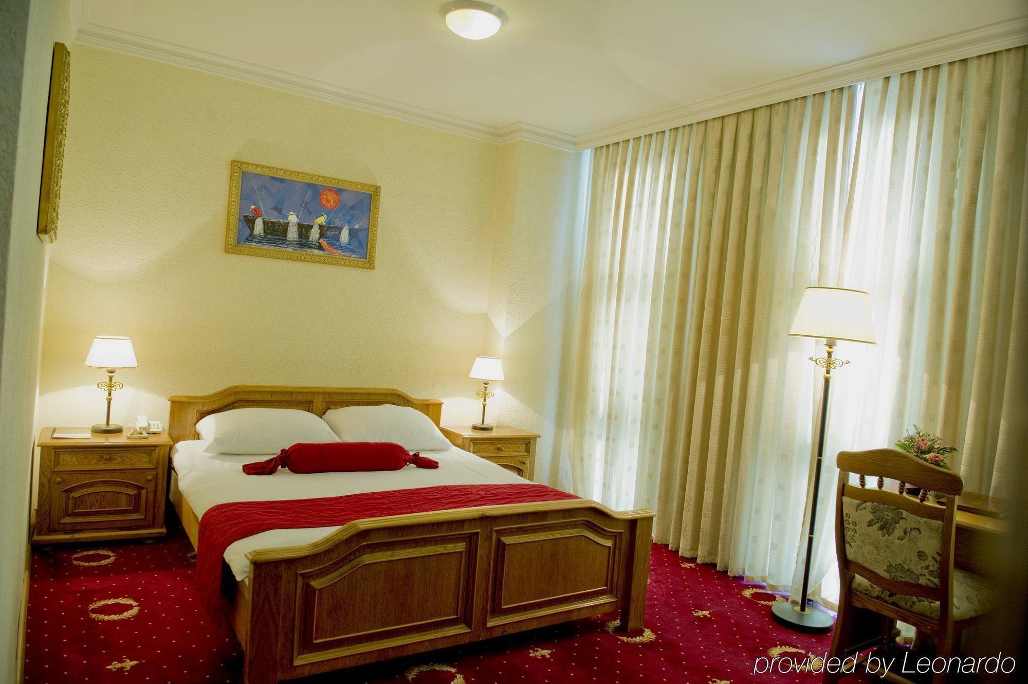 Hotel Victory Pristina Esterno foto